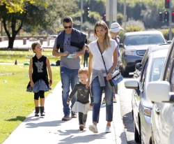Jessica Alba - Jessica and her family spent a day in Coldwater Park in Los Angeles (2015.02.08.) (196xHQ) WwDsMPm7