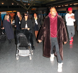Kim Kardashian - At JFK Airport in New York City with Kanye West (2015. 02. 09) (44xHQ) XrNeEjo6