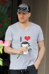 Michael Buble - and his wife Luisana Lopilato stop to grab some coffee while out and about in Maui, Hawaii on January 6, 2015 - 12xHQ XsGz77Sl