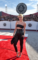 Miley Cyrus - 2014 MTV Video Music Awards in Los Angeles, August 24, 2014 - 350xHQ XzyzGF0v