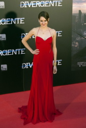 Shailene Woodley, Theo James - на премьере фильма 'Divergent' at Callao Cinema, Мадрид, 3 апреля 2014 (302xHQ) YGnFhxeB