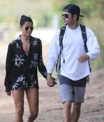 Zac Efron & Sami Miró - going for a stroll to the beach in Oahu, Hawaii, 2015.05.30 - 16xHQ YY1L41N7