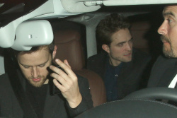 Robert Pattinson - leaving with friends at the Chateau Marmont Friday night in West Hollywood. - February 20, 2015 - 6xHQ YYl2cdR1