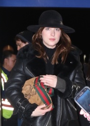 Dakota Johnson - Arriving at LAX Airport in Los Angeles - February 22, 2015 (28xHQ) Z8cXXWJK