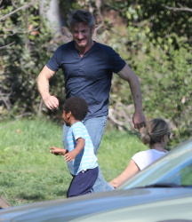 Sean Penn and Charlize Theron - enjoy a day the park in Studio City, California with Charlize's son Jackson on February 8, 2015 (28xHQ) Zs2v177X