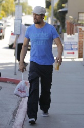 Josh Duhamel - getting lunch to-go in Brentwood, California - March 7, 2015 - 9xHQ AwmIkNLD