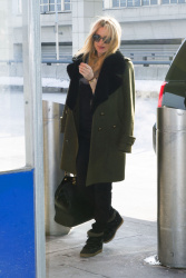 Kate Hudson - at JFK airport in NYC - February 19, 2015 (16xHQ) BdTRm1PP