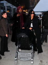 Kim Kardashian - At JFK Airport in New York City with Kanye West (2015. 02. 09) (44xHQ) Bebp0ipy