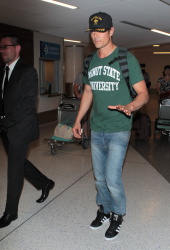 Josh Duhamel - Josh Duhamel - Arriving at LAX Airport in LA - April 23, 2015 - 24xHQ D6TePIsf