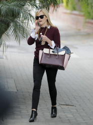 Reese Witherspoon - Leaving her office in Beverly Hills - February 27, 2015 (15xHQ) DgMKIxcm