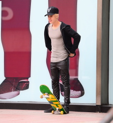 Justin Bieber - Justin Bieber - Skating in New York City (2014.12.28) - 41xHQ DzmAr8AZ