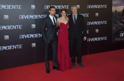 Shailene Woodley, Theo James - на премьере фильма 'Divergent' at Callao Cinema, Мадрид, 3 апреля 2014 (302xHQ) EIr0Z1aH