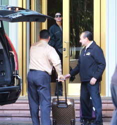 Kendall Jenner - Arriving at LAX airport, 2 января 2015 (55xHQ) Fnp60EJQ