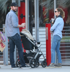 Emily Blunt - and husband John Krasinski take their daughter Hazel out for lunch and a stroll in Los Angeles, California with her baby girl Hazel on January 24, 2015 - 22xHQ FwjMA2V1