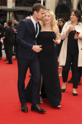 Theo James - Shailene Woodley, Kate Winslet, Theo James - на премьере фильма 'Divergent' at Odeon Leicester Square, Лондон, 30 марта 2014 (918xHQ) G6ssUSRh