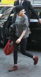 Sienna Miller - walking to a building in Midtown, New York, 15 января 2015 (39xHQ) GEbGelbr