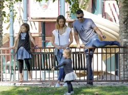 Jessica Alba - Jessica and her family spent a day in Coldwater Park in Los Angeles (2015.02.08.) (196xHQ) GdWO1WJf