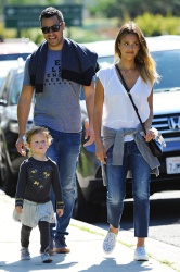 Jessica Alba - Jessica and her family spent a day in Coldwater Park in Los Angeles (2015.02.08.) (196xHQ) HWVzDnWP