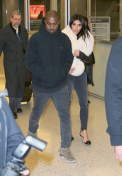 Kanye West - Kim Kardashian и Kanye West - Arriving at JFK airport in New York, 7 января 2015 (63xHQ) Hb1Sjsq0