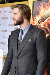 Liam Hemsworth, Jennifer Lawrence, Josh Hutcherson - 'The Hunger Games: Mockingjay - Part 1'Los Angeles Premiere at Nokia Theatre L.A. Live, Лос-Анджелес, 17 ноября 2014 (119xHQ) HdqLzQNh