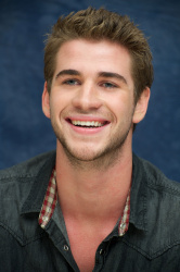 Liam Hemsworth - The Last Song press conference portraits by Vera Anderson (Santa Monica, March 13, 2010) - 9xHQ Hfx0t6fr