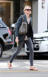 Naomi Watts - Out and about in Los Angeles, 28 января 2015 (8xHQ) Hl8U9JuZ