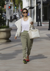 Maria Menounos - Shopping at Jimmy Choo in Beverly Hills, 28 января 2015 (23xHQ) Ht2HXrdo