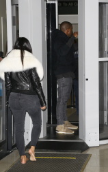 Kim Kardashian & Kanye West - At LAX Airport in Los Angeles, 7 января 2015 (68xHQ) Hzeoestg