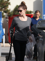 Ashley Greene - Getting gas in LA - february 26, 2015 (18xHQ) IEbShT1V