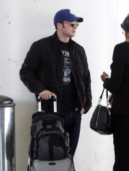 Chris Evans - arriving on a flight at LAX airport in Los Angeles, California - May 7, 2014 - 9xHQ IGf2bL8Z