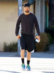 Josh Duhamel - Josh Duhamel - spotted on his way to the gym in Santa Monica - March 5, 2015 - 10xHQ JBC7faEI