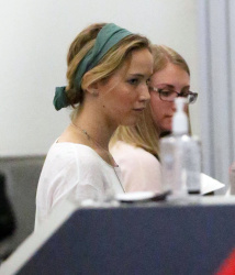 Jennifer Lawrence - arriving at LAX airport in Los Angeles, 5 января 2015 (13xHQ) JCh62Q1b
