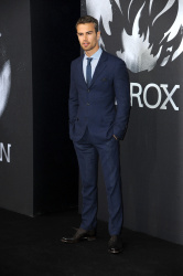 Theo James - на премьере фильма 'Divergent' at Sony Centre, Берлин, 1 апреля 2014 (129xHQ) JS7pPjLf