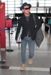 Jude Law - Arriving at LAX - April 24, 2015 - 23xHQ JXrvfccH