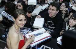 Theo James - Shailene Woodley, Theo James - на премьере фильма 'Divergent' at Callao Cinema, Мадрид, 3 апреля 2014 (302xHQ) K7M3MevY