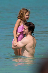 Mark Wahlberg - and his family seen enjoying a holiday in Barbados (December 26, 2014) - 165xHQ K7sBtdrT