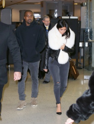 Kim Kardashian и Kanye West - Arriving at JFK airport in New York, 7 января 2015 (63xHQ) KEWXuObC