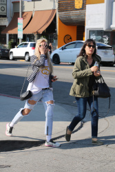Amanda Bynes - spotted in West Hollywood looking healthy, 31 января 2015 (14xHQ) L27skHYa