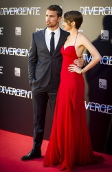 Theo James - Shailene Woodley, Theo James - на премьере фильма 'Divergent' at Callao Cinema, Мадрид, 3 апреля 2014 (302xHQ) LeincTty