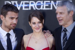 Shailene Woodley, Theo James - на премьере фильма 'Divergent' at Callao Cinema, Мадрид, 3 апреля 2014 (302xHQ) LuyrmS2i