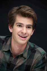 Andrew Garfield - The Social Network press conference portraits by Vera Anderson (New York, September 25, 2010) - 8xHQ MHmi94I1