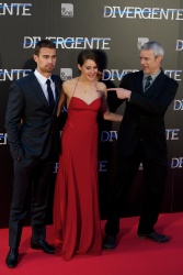 Shailene Woodley, Theo James - на премьере фильма 'Divergent' at Callao Cinema, Мадрид, 3 апреля 2014 (302xHQ) MWeo3EX7