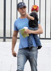 Josh Duhamel - Out for breakfast with his son in Brentwood - April 24, 2015 - 34xHQ MsTu3mBi