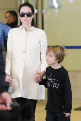 Angelina Jolie - LAX Airport - February 11, 2015 (185xHQ) MzhyO0j5