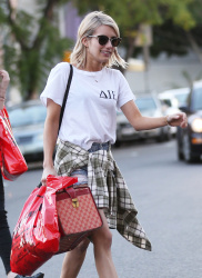 Emma Roberts - Shopping with a friend in West Hollywood, 15 января 2015 (20xHQ) NBiTyQUL