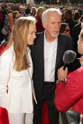 Suzy Amis & James Cameron - 'The Hobbit An Unexpected Journey' World Premiere at Embassy Theatre in Wellington, New Zealand - November 28. 2012 - 3xHQ NFqokbWG