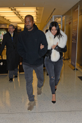 Kanye West - Kim Kardashian и Kanye West - Arriving at JFK airport in New York, 7 января 2015 (63xHQ) NlTTyCEf