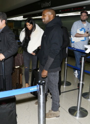 Kim Kardashian & Kanye West - At LAX Airport in Los Angeles, 7 января 2015 (68xHQ) OhZHfBnv