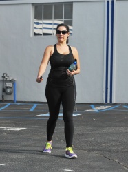 Kelly Brook - Leaving the Gym in Los Angeles, 9 января 2015 (44xHQ) OnHqmpso