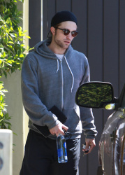 Robert Pattinson - Robert Pattinson - was spotted heading out after another session with his personal trainer - April 6, 2015 - 14xHQ PLqMltm6